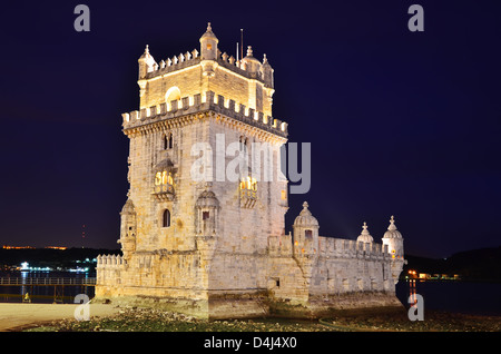 La Torre di Belem (la Torre de Belem) viene fortificata medievale torre situata alla foce del fiume Tago a Lisbona, Portogallo. Foto Stock