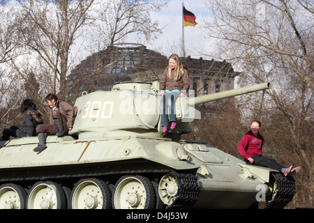 Berlino, Germania, i bambini giocano sui serbatoi del Memoriale Sovietico Foto Stock