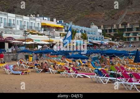 La spiaggia principale a Puerto de Mogan resort Gran Canaria Island nelle Isole Canarie Spagna Europa Foto Stock