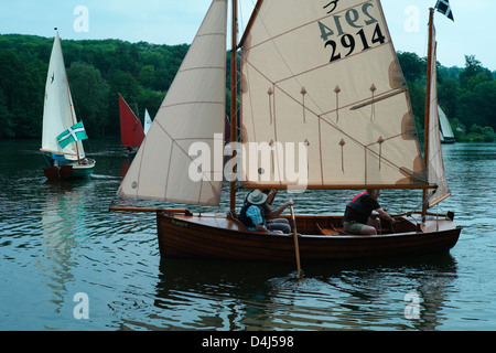 Il Tamigi Beale Park Boat Show, Pangbourne,Inghilterra Giugno 2010. Vintage tradizionale di imbarcazioni Barche a vela che mostra le loro competenze. Foto Stock