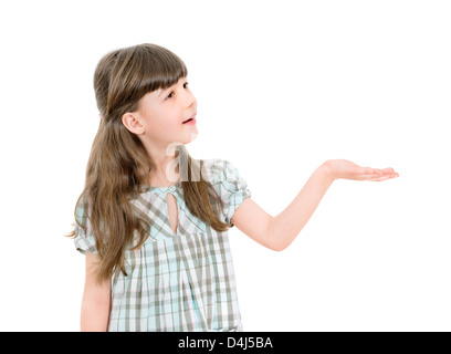 Carino bambina offerta o mostrando qualcosa su copyspace con la sua mano vuota. Isolato su bianco. Foto Stock