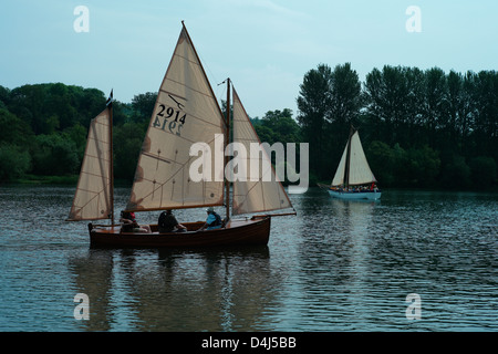 Il Tamigi Beale Park boat show,Pangbourne,Inghilterra Giugno 2010. Imbarcazioni tradizionali e barche a vela di mostrare le loro abilità alla mostra Foto Stock