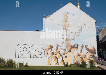 Un murale sul lato di una casa per la commemorazione del WWI Battaglia delle Somme in 1916, Albert, Francia. Foto Stock