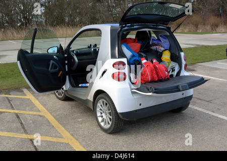 Smart Fortwo auto impaccata con tutte le attrezzature di cui avete bisogno di andare in canoa sul Norfolk Broads, a Horsey Mill, Norfolk Broads National Park Foto Stock