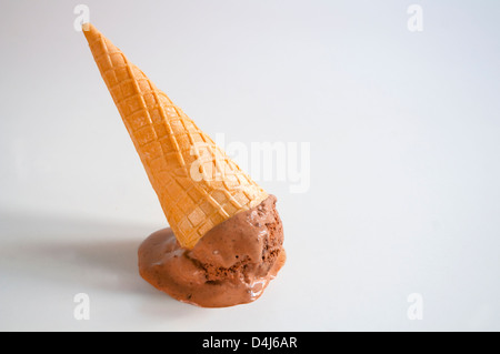 Cono di gelato al cioccolato capovolto. Foto Stock