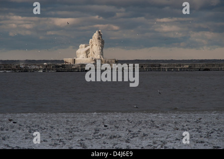 Cleveland Porto West Pierhead Lighthouse ricoperto di ghiaccio Foto Stock