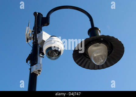 Telecamera di sorveglianza sul palo della luce. Foto Stock