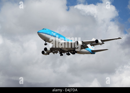 LOS ANGELES, CALIFORNIA, STATI UNITI D'America - 8 Marzo 2012 - UN KLM Boeing 747-400 aereo atterra all'Aeroporto di Los Angeles il 8 marzo 2012. Foto Stock