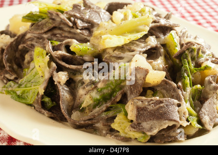 Pizzoccheri della Valtellina, piatto di pasta dalle Alpi Foto Stock