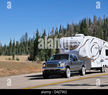 Quinto wheeler rimorchio trainato da un camioncino su un Utah Scenic Byway Foto Stock