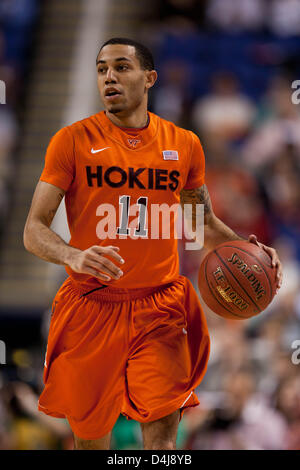 Marzo 14, 2013 - Greensboro, Nord Carolina, Stati Uniti d'America - 14 Marzo 2013: Virginia Tech Guard Erick verde (11) La Corte durante il Virginia Tech vs North Carolina State game al 2013 ACC di pallacanestro degli uomini nel torneo di Greensboro, NC a Greensboro Coliseum il 14 marzo 2013. North Carolina State sconfitte Virginia Tech 80-63. Foto Stock