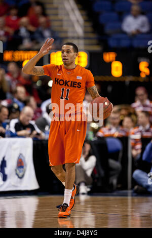 Marzo 14, 2013 - Greensboro, Nord Carolina, Stati Uniti d'America - 14 Marzo 2013: Virginia Tech Guard Erick verde (11) di segnali i compagni di squadra durante il Virginia Tech vs North Carolina State game al 2013 ACC di pallacanestro degli uomini nel torneo di Greensboro, NC a Greensboro Coliseum il 14 marzo 2013. North Carolina State sconfitte Virginia Tech 80-63. Foto Stock