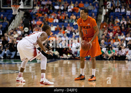 Marzo 14, 2013 - Greensboro, Nord Carolina, Stati Uniti d'America - 14 Marzo 2013: Virginia Tech Guard Erick verde (11) guarda per effettuare un passaggio durante il Virginia Tech vs North Carolina State game al 2013 ACC di pallacanestro degli uomini nel torneo di Greensboro, NC a Greensboro Coliseum il 14 marzo 2013. North Carolina State sconfitte Virginia Tech 80-63. Foto Stock