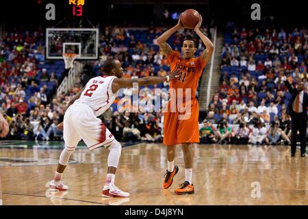 Marzo 14, 2013 - Greensboro, Nord Carolina, Stati Uniti d'America - 14 Marzo 2013: Virginia Tech Guard Erick verde (11) guarda per effettuare un passaggio durante il Virginia Tech vs North Carolina State game al 2013 ACC di pallacanestro degli uomini nel torneo di Greensboro, NC a Greensboro Coliseum il 14 marzo 2013. North Carolina State sconfitte Virginia Tech 80-63. Foto Stock