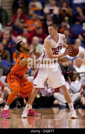 Marzo 14, 2013 - Greensboro, Nord Carolina, Stati Uniti d'America - 14 Marzo 2013: North Carolina State avanti Scott Wood (15) guarda per effettuare un passaggio durante il Virginia Tech vs North Carolina State game al 2013 ACC di pallacanestro degli uomini nel torneo di Greensboro, NC a Greensboro Coliseum il 14 marzo 2013. North Carolina State sconfitte Virginia Tech 80-63. Foto Stock