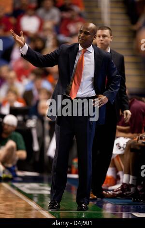 Marzo 14, 2013 - Greensboro, Nord Carolina, Stati Uniti d'America - 14 Marzo 2013: Virginia Tech head coach di pallacanestro James Johnson sulla corte durante la Virginia Tech vs North Carolina State game al 2013 ACC di pallacanestro degli uomini nel torneo di Greensboro, NC a Greensboro Coliseum il 14 marzo 2013. North Carolina State sconfitte Virginia Tech 80-63. Foto Stock