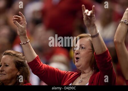 Marzo 14, 2013 - Greensboro, Nord Carolina, Stati Uniti d'America - 14 Marzo 2013: North Carolina State ventola durante la Virginia Tech vs North Carolina State game al 2013 ACC di pallacanestro degli uomini nel torneo di Greensboro, NC a Greensboro Coliseum il 14 marzo 2013. North Carolina State sconfitte Virginia Tech 80-63. Foto Stock