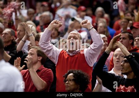 Marzo 14, 2013 - Greensboro, Nord Carolina, Stati Uniti d'America - 14 Marzo 2013: North Carolina State ventola durante la Virginia Tech vs North Carolina State game al 2013 ACC di pallacanestro degli uomini nel torneo di Greensboro, NC a Greensboro Coliseum il 14 marzo 2013. North Carolina State sconfitte Virginia Tech 80-63. Foto Stock