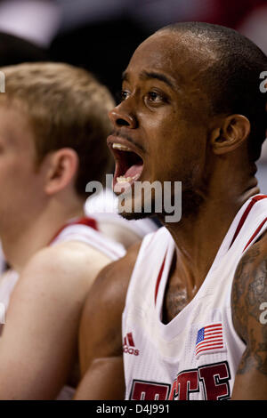 Marzo 14, 2013 - Greensboro, Nord Carolina, Stati Uniti d'America - 14 Marzo 2013: North Carolina State Guard Lorenzo marrone (2) reagisce durante il Virginia Tech vs North Carolina State game al 2013 ACC di pallacanestro degli uomini nel torneo di Greensboro, NC a Greensboro Coliseum il 14 marzo 2013. North Carolina State sconfitte Virginia Tech 80-63. Foto Stock