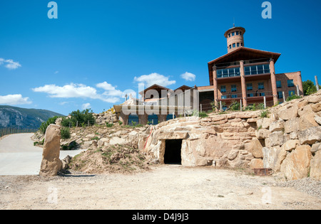 Il Eguren Ugarte cantina al di sotto della Sierra de Cantabria la gamma della montagna nella provincia di Álava, Spagna Foto Stock