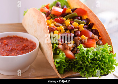 Messa a fuoco selettiva sul grande tacos Foto Stock