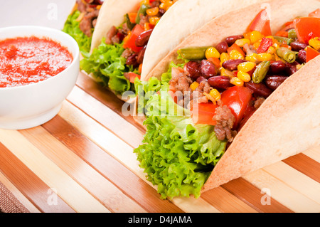 Il fuoco selettivo sulla parte anteriore sandwich taco Foto Stock