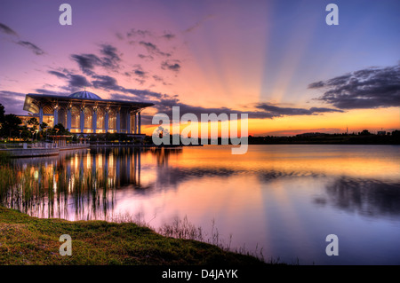 Bella moschea accanto a Putrajaya Lago durante il crepuscolo Foto Stock