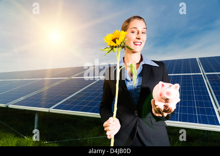 Impianto fotovoltaico con pannelli solari per la produzione di energia rinnovabile tramite energia solare Foto Stock