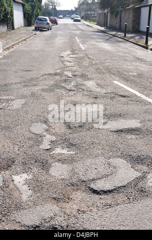 Buche sulla strada Hithermoor, Stanwell Moor, Borough di Spelthorne, Surrey, England, Regno Unito Foto Stock