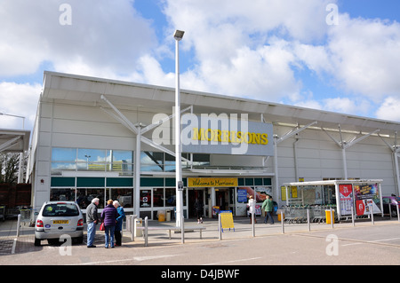 Morrisons supermercato, la buccia centro, Skimped Hill, Bracknell, Berkshire, Inghilterra, Regno Unito Foto Stock