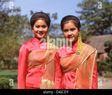 Femmina danzatrici tailandesi presso il Giardino di Rose, Sampran, provincia di Nakhon Pathom, Thailandia Foto Stock