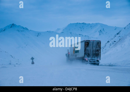 Carrello attraversando Atigun Pass in Brooks Range, Dalton Highway Haul Road a nord di Coldfoot, Alaska. Foto Stock