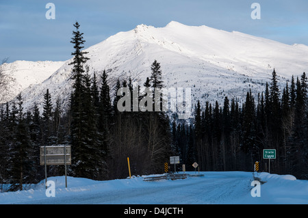 Guardando verso sud sull'autostrada Dalton, Versante Nord Haul Road, Coldfoot, Alaska. Foto Stock