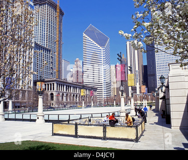 Outdoor cafe in Paseo Prairie giardino, Logan Square, Chicago, Illinois, Stati Uniti d'America Foto Stock