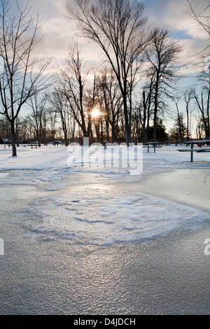 Ghiaccio e neve in un parco Foto Stock