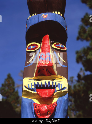 Coloratissimi totem pole, Lake Tahoe, Sierra Nevada, Nevada, Stati Uniti d'America Foto Stock