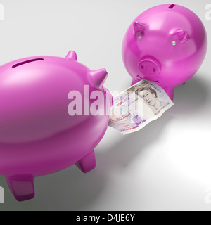 Piggybanks di lotta contro il denaro che mostra i risparmi o di crisi finanziaria Foto Stock