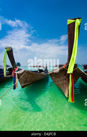 Spiaggia tropicale paesaggio. Tailandese tradizionale long tail imbarcazioni al mare Golfo sotto il cielo blu. Pranang cave beach, Railay, Thailandia Foto Stock