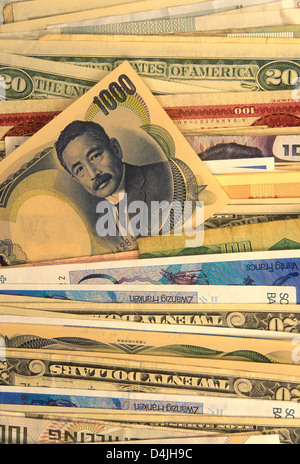 Yen, la banconota tra varie altre banconote Foto Stock