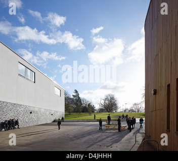 Stanley Park High School, Sutton, Regno Unito. Architetto: Haverstock Associates LLP, 2012. Schoolyard a ingresso posteriore. Foto Stock