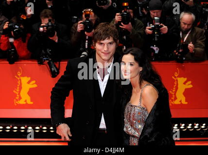 US-attrice Demi Moore e suo marito Ashton Kutcher arrivare per la premiere del film "Happy lacrime? Al 59° Festival Internazionale del Cinema di Berlino a Berlino, Germania, 11 febbraio 2009. Il film è tra i 18 film in lizza per l'argento e l'Orso d'oro premi al Berlinale 59a. I vincitori saranno annunciati il 14 febbraio. Foto: Joerg Carstensen Foto Stock