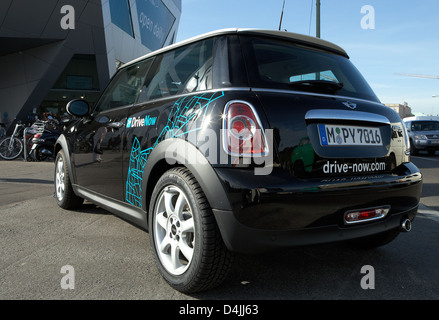 Berlino, Germania, una Mini Cooper dalla flotta di car sharing azienda unità ora Foto Stock