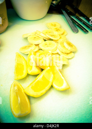 Close up di limoni e fette di banana Foto Stock