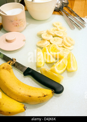 I limoni e banane fette Foto Stock