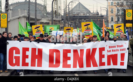 Manifestanti passeggiata sul ponte dell'Elba a Dresda, in Germania, il 14 febbraio 2009. Le commemorazioni di Dresda da bombardamenti aerei alleati 64 anni fa hanno luogo nel quadro di un grande numero di forze di polizia. Diverse migliaia di persone hanno protestato contro le attività di estremisti di destra che sono stati riuniti per un provocando ?marcia funebre? In questa occasione per anni. Foto: Ralf Hirschberger Foto Stock