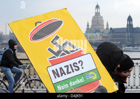 Manifestanti con poster passeggiata sul ponte dell'Elba a Dresda, in Germania, il 14 febbraio 2009. Le commemorazioni di Dresda da bombardamenti aerei alleati 64 anni fa hanno luogo nel quadro di un grande numero di forze di polizia. Diverse migliaia di persone hanno protestato contro le attività di estremisti di destra che sono stati riuniti per un provocando ?marcia funebre? In questa occasione per anni. Foto: Ralf Hirs Foto Stock