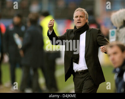 Schalke?s coach Fred Rutten gesti durante la partita della Bundesliga VfL Bochum vs FC Schalke 04 al Rewirpower stadium di Bochum, Germania, 14 febbraio 2009. Bochum ha vinto 2:1. Foto: Federico Gambarini Foto Stock