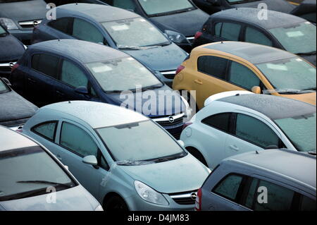 Parcheggio vetture Opel sono ritratte all'interno dello stabilimento di Bochum, Germania, 18 febbraio 2009. Opel-dipendenti hanno seguito gli ultimi sviluppi per tutta la notte e continuare a sperare che i loro impianti di produzione non si arresta, detto un dipendente. Opel società madre General Motors (GM) ha annunciato che avrebbe tagliato 26.000 posti di lavoro al di fuori degli Stati Uniti. GM-CEO Rick Wagoner aveva presentato un rescu Foto Stock