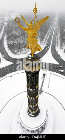 La Vittoria dorata statua in cima del ?Siegessaeule? (Colonna della Vittoria) è raffigurato su un giorno nevoso a Berlino, Germania, 19 febbraio 2009. Il monumento verrà sottoposto a restauro in autunno. Foto: Hannibal Hanschke Foto Stock