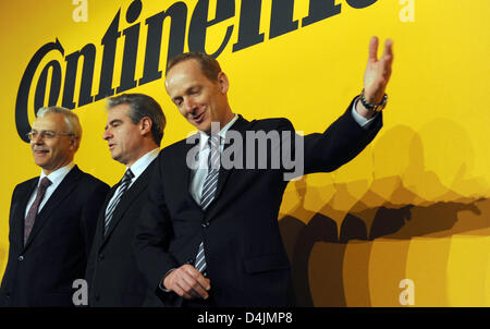 CEO di Continental AG, Karl-Thomas Neumann (R), è raffigurato durante il fornitore di automobili?s saldo conferenza stampa a Hannover, Germania, 19 febbraio 2009. Accanto a Neumann stand i suoi colleghi, direttore del lavoratore Heinz-Gerhard Wente (L) e membro del consiglio di amministrazione Hans-Joachim Nikolin. Continental scivolato nel rosso dello scorso anno. Conti raggiunto un 2008 pieno anno risultato negativo di 1,12 miliardi di euro, Foto Stock
